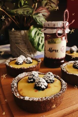 Tartellette al cacao con marmellata Frutti di pace alle more e crema al latte di mandorle di Claudia