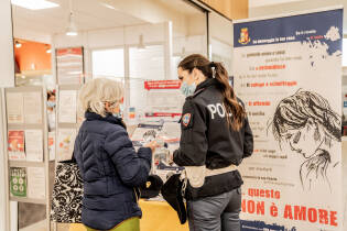 Polizia di Stato all'Ipercoop PiazzaLodi di Milano