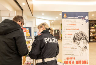 Polizia di Stato all'Ipercoop PiazzaLodi di Milano
