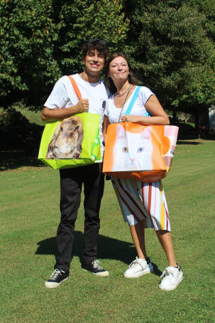 In posa con le Bag di Alimenta L'Amore