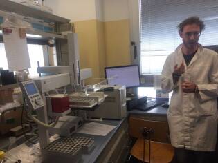 Visita al laboratorio d'analisi di coop Italia dei soci di Vignate e Bonola 7