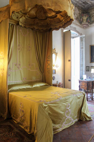 Monumentale letto a baldacchino in perfetto stile rococò