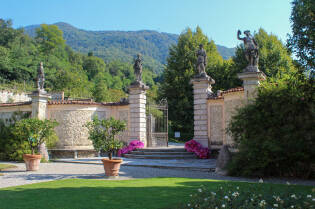 Il cancello con le statue delle 4 stagioni