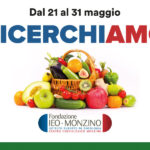 Ricerchiamo: acquista frutta e verdura e sostieni la Ricerca oncologica Dal 21 al 31 maggio fare la spesa da Coop Lombardia diventa un gesto concreto di solidarietà. Torna RicerchiAMO, l'iniziativa annuale che unisce il piacere di una tavola sana con il sostegno alla Ricerca medico-scientifica a favore della Fondazione IEO-MONZINO ETS, da anni impegnata nel finanziamento dei progetti di Ricerca dell’Istituto Europeo di Oncologia e del Centro Cardiologico Monzino. Per ogni acquisto di frutta e verdura contrassegnati dall'indicazione "Mangia sano la salute vince", il 5% del ricavato sarà devoluto alla Fondazione IEO-MONZINO ETS, che riunisce l'Istituto Europeo di Oncologia e il Centro Cardiologico Monzino. La Fondazione IEO-MONZINO ETS è impegnata ogni giorno nella lotta ai tumori e alle malattie cardiovascolari, e le risorse raccolte grazie a iniziative come RicerchiAMO contribuiscono direttamente a finanziare i progetti di Ricerca dell'Istituto. Per tutto il periodo della campagna i prodotti contrassegnati con l'indicazione "Mangia sano la salute vince" saranno riconoscibili sugli scaffali. Tra la frutta trovi fragole, banane, melone retato e albicocche; tra la verdura finocchi, melanzane, zucchine e pomodori ciliegini. Prodotti di stagione, freschi e genuini, che fanno bene alla salute e, in questo periodo, fanno bene anche alla Ricerca. Quella tra Coop Lombardia e la Fondazione IEO-MONZINO ETS è una partnership consolidata, che nel corso degli anni ha dato vita a numerose iniziative a favore della prevenzione e della salute. RicerchiAMO è la più partecipata: ogni anno coinvolge Socie, Soci e Clienti in un gesto che trasforma la spesa quotidiana in un atto di cura verso la comunità. RicerchiAMO 2025: acquista frutta e verdura da Coop Lombardia e sostieni la Ricerca oncologica della Fondazione IEO-MONZINO ETS Dal 21 al 31 maggio, il 5% degli acquisti di frutta e verdura "Mangia sano la salute vince" va alla Fondazione IEO-MONZINO ETS